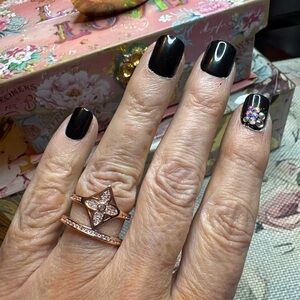 Rose Gold Clover Ring with Inlaid Crystals in Titanium Steel